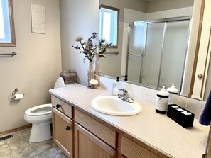 Duschwanne, Haartrockner, Handtücher, Seife