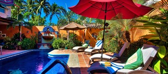 TRES PALMAS ~ LUKSERI ~ 2BED / 2BATH ~ 1block till stranden ~ uppvärmd pool ~ A / C ~ säkerhet