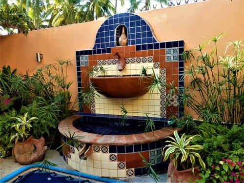 ZONA DORADA~2BED/2BATH~1 BLOCK to BEACH~FULL KITCHEN~LAUNDRY~A/C~HEATED POOL