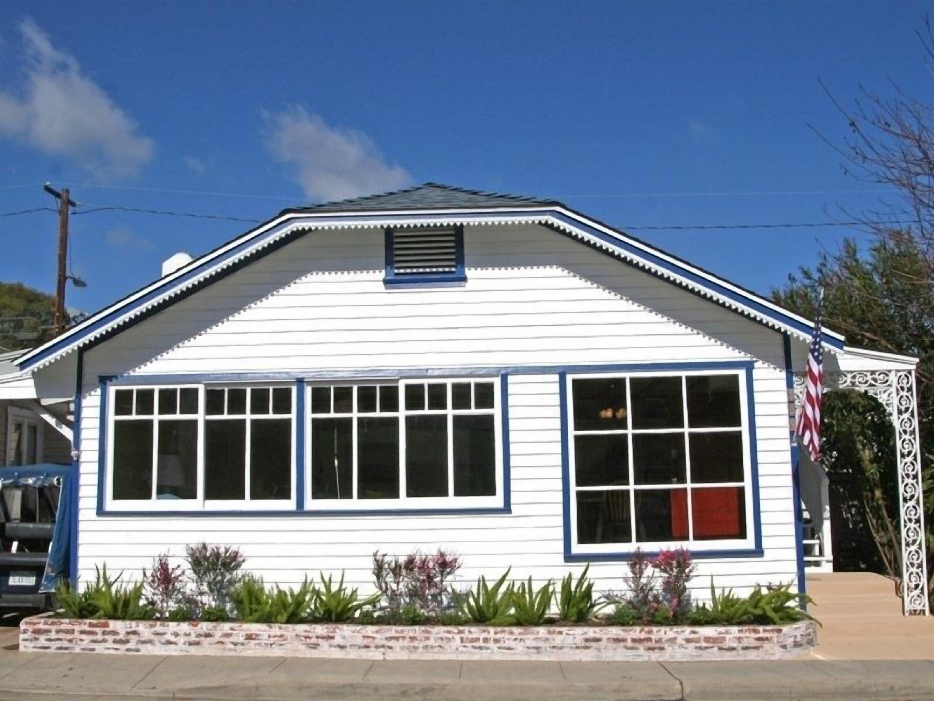 Idyllic Catalina Cottage, Private Deck, Walk to Beach!