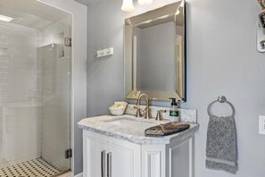Ducha, artículos de higiene personal ecológicos y secador de pelo