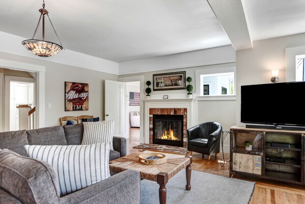 Älytelevisio, takka, DVD-soitin, kirjoja