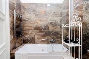 Combined shower/tub, jetted tub, hair dryer, bidet - Authentic Roman - Colosseum area, Fabulous Apart, Terrace, Wifi, Aircon (Roma)