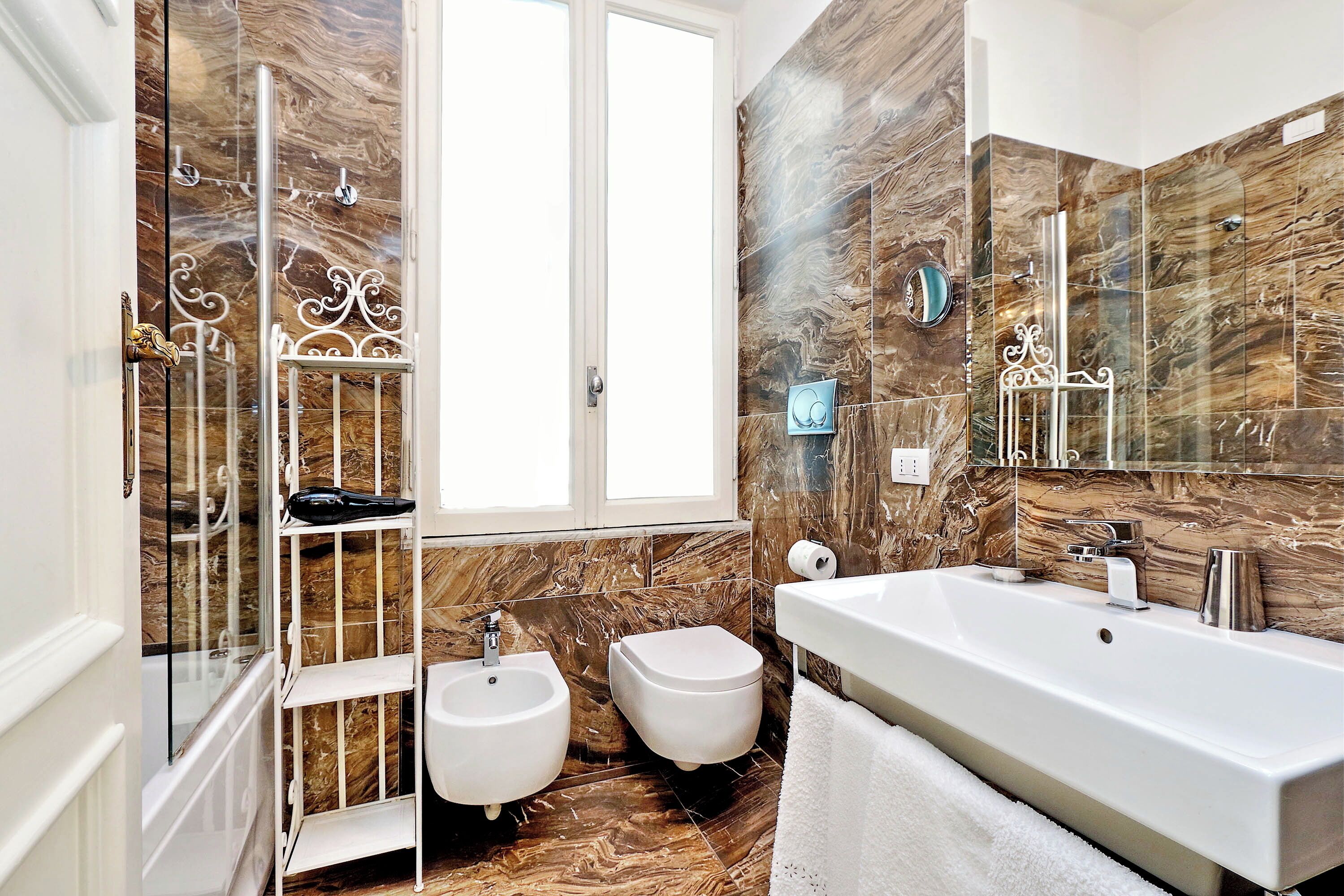 Ensemble douche/baignoire, baignoire à jets, sèche-cheveux, bidet