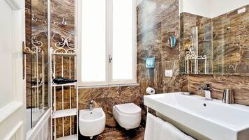Ensemble douche/baignoire, baignoire Ă jets, sĂšche-cheveux, bidet