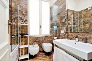 Ensemble douche/baignoire, baignoire Ă jets, sĂšche-cheveux, bidet