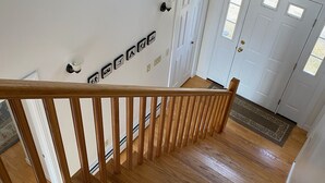 Eine Holztreppe mit Geländer, das zu einer Empore führt.