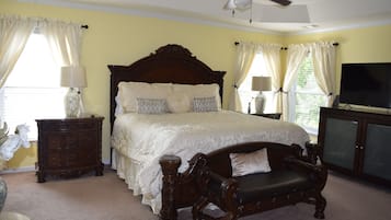4 bedrooms, desk, iron/ironing board, free WiFi