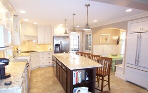 ثلاجة، ميكروويف، فرن، موقد طهي مسطح