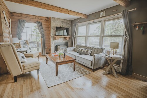 NORTHERN LIGHTS! Attractive Year-Round Beach House on Lake Superior. 