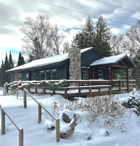 NORTHERN LIGHTS! Attractive Year-Round Beach House on Lake Superior. 