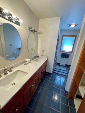 Hair dryer, towels, soap, toilet paper - Lakefront Retreat near Saratoga Racetrack, SPAC (Malta)