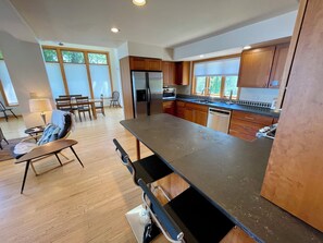 Fridge, microwave, oven, stovetop - Lakefront Retreat near Saratoga Racetrack, SPAC (Malta)