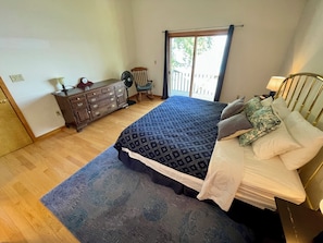 4 bedrooms, desk, iron/ironing board, free WiFi