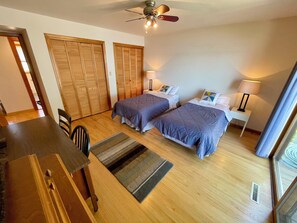 4 bedrooms, iron/ironing board, free WiFi, bed sheets - Lakefront Retreat near Saratoga Racetrack, SPAC (Malta)