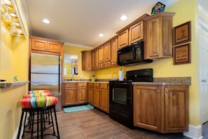 Refrigerador, microondas, horno, placa de cocina