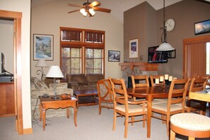 Smart TV, chimenea, reproductor de DVD y videoteca 