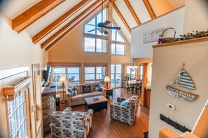 TV connectée, cheminée, lecteur de DVD, livres