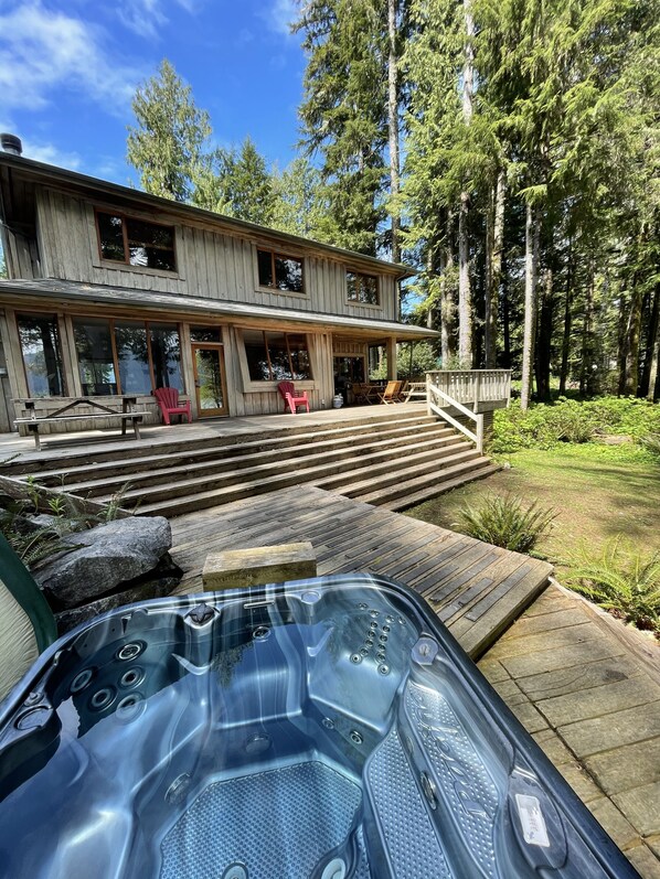 Outdoor spa tub