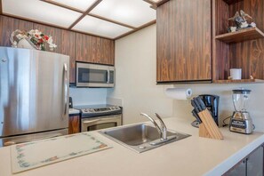 Fridge, microwave, oven, stovetop - *~* Sky High *~* Ocean View Studio (Lahaina)