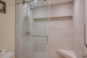 Combined shower/bathtub, hair dryer, towels, soap - *~* Sky High *~* Ocean View Studio (Lahaina)