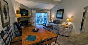 テレビ、暖炉、DVD プレーヤー