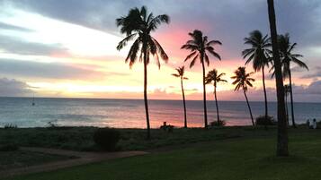 Na praia, espreguiçadeiras, toalhas de praia