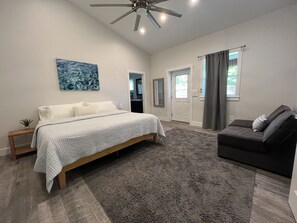 4 bedrooms, desk, iron/ironing board, travel crib