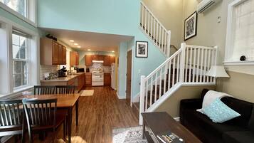 Smart TV, reproductor de DVD, libros y estéreo