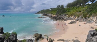 Large studio apartment w/ views. Close to beaches