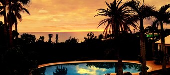 Large studio apartment w/ views. Close to beaches