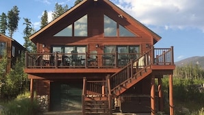 A two-story log cabin with a balcony and a covered garage. - Views of Grand Lake, Shadow Mountain Lake and RMNP! (Grand Lake)