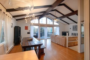 Smart TV, videojuegos, reproductor de DVD y futbolito 