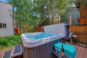 Outdoor spa tub - Private Jacuzzi, Single Family Home 2 blocks to Center Downtown, Family Friendly (Frisco)