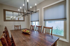 Dining - Private Jacuzzi, Single Family Home 2 blocks to Center Downtown, Family Friendly (Frisco)
