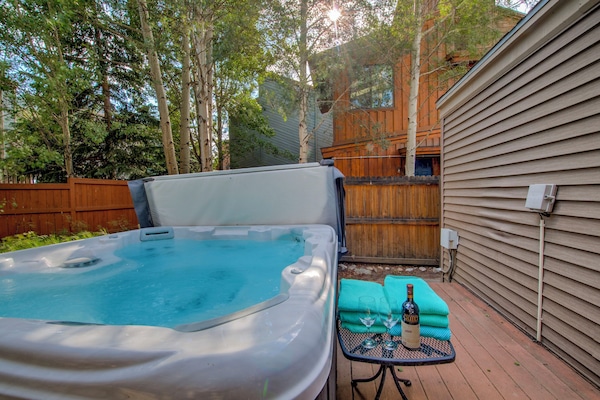 Private Jacuzzi Fits 6 - 104 Degrees and professionally maintained