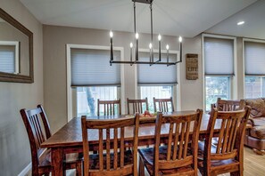 Dining - Private Jacuzzi, Single Family Home 2 blocks to Center Downtown, Family Friendly (Frisco)