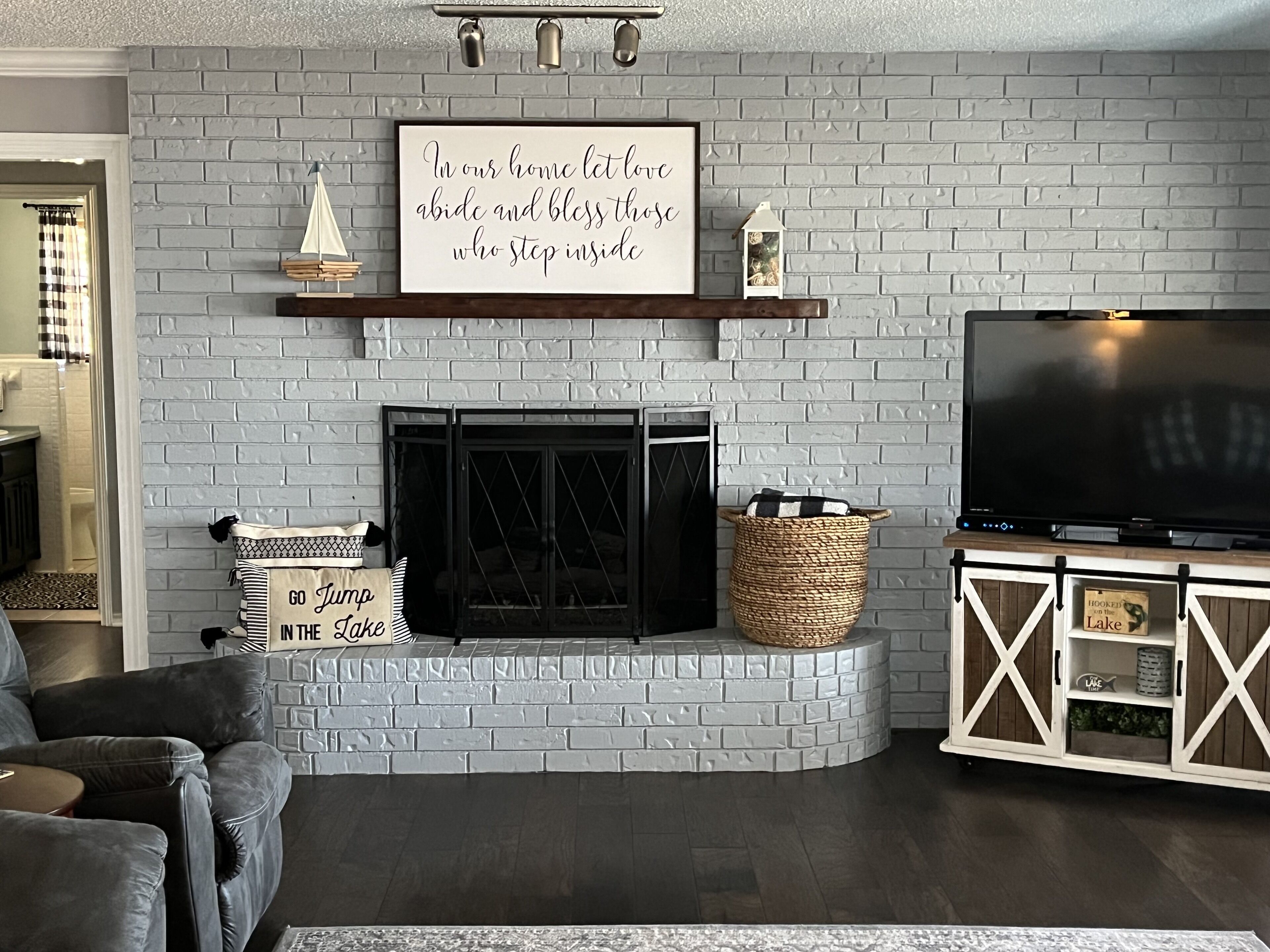 Een smart-tv, een open haard, een dvd-speler en een filmbibliotheek