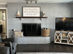 Smart TV, fireplace, DVD player, video library - Large Lakefront on Eagle Mountain Lake (Azle)