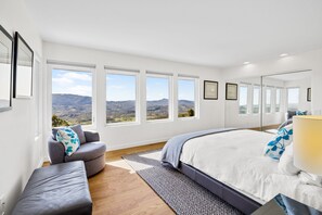 4 bedrooms, desk, iron/ironing board, free WiFi