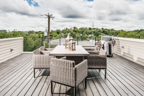 Outdoor dining - Modern Nashville Retreat with Rooftop Views– Perfect for Your Music City Getaway (Nashville)