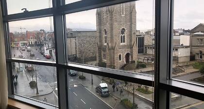 Luxurious 2 Bed 1,400 sq ft Apartment in Dunlaoire free parking