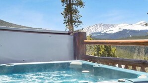 Un bain à remous sur un balcon avec vue sur les montagnes.