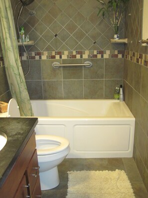 Combined shower/bathtub, hair dryer, towels, soap - 2 bedroom, 2 bath, 1/2 house in Wild Western Town (Sheridan)