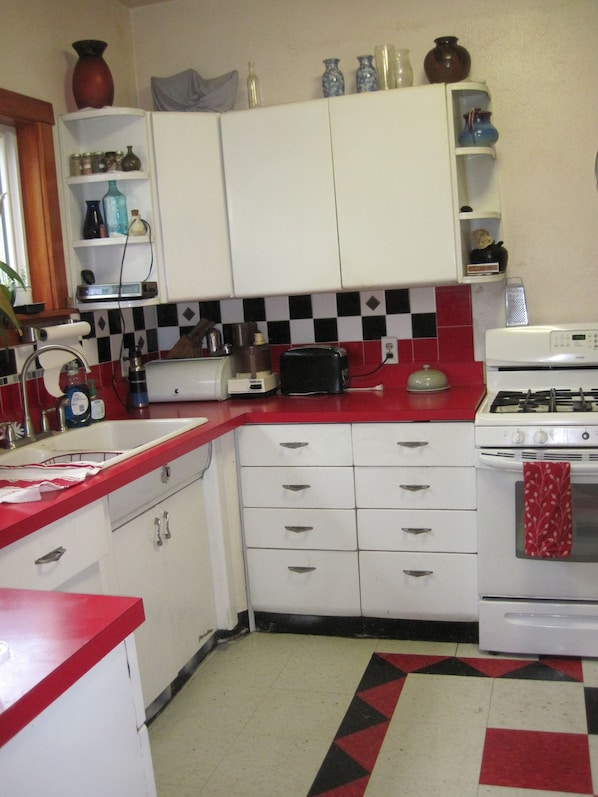 Fridge, microwave, oven, stovetop - 2 bedroom, 2 bath, 1/2 house in Wild Western Town (Sheridan)