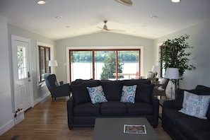 Älytelevisio, takka, DVD-soitin, kirjoja