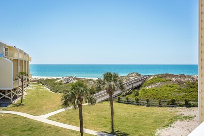 Seacliffs Gulf Views 3/3.5 Dog Friendly/Steps to beach/ Elevator - SPECIALS!