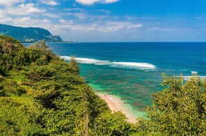 En la playa, camastros y toallas de playa 