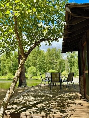 -Lewisia Lodge River Retreat