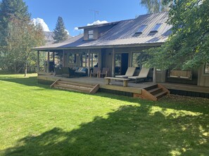 Terrace/patio - -Lewisia Lodge River Retreat (Winthrop)